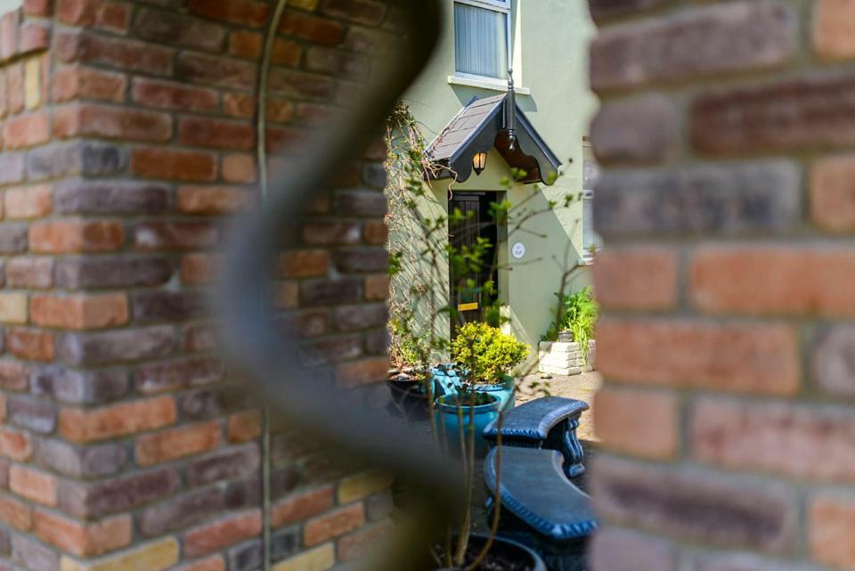 Dingle Centre Townhouse An Capall Dubh 丁格尔 外观 照片